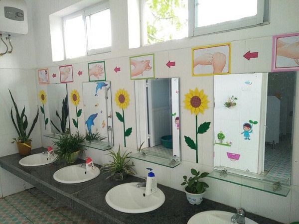 Trang trí nhà vệ sinh mầm non hình hoa hướng dương